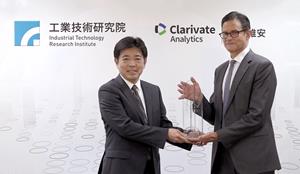 Daniel Videtto, President of IP and Standards, Clarivate Analytics, presented the trophy to ITRI President Edwin Liu at the Top 100 Global Innovators 