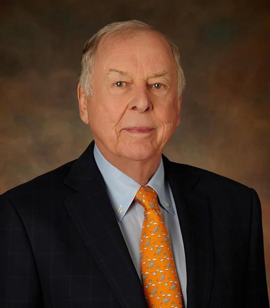 Oilman and entrepreneur T. Boone Pickens honored with the SMU Cox Maguire Energy Institute Pioneer Award. 