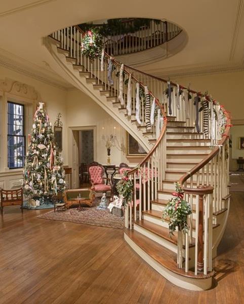 Montmorenci Staircase decorated for the holidays during Yuletide at Winterthur.

Image Courtesy of Winterthur.