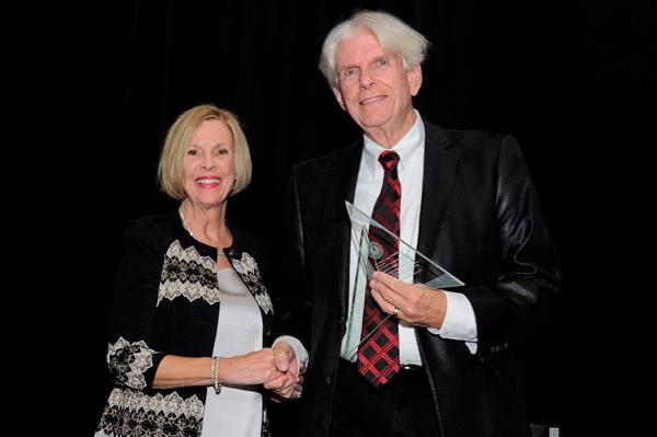 Dr. Becker, right, with ACP Immediate Past
President Dr. Susan E. Brackett