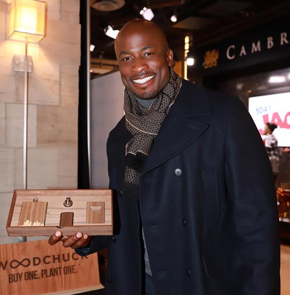 Akbar Gbaja-Biamila, Host for Winter Olympics, loved the Minneapolis Skyline engraved gift set from Woodchuck USA.