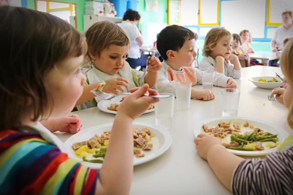 Children eating a healthy lunch in the classroom