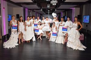 Un défilé brillant de tenues haute couture en papier hygiénique Cashmere marque le début du Mois de la sensibilisation au cancer du sein et une initiative de collecte de fonds et de sensibilisation unique au monde
