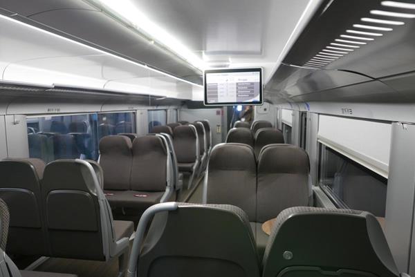 M7 double-deck train interior 2