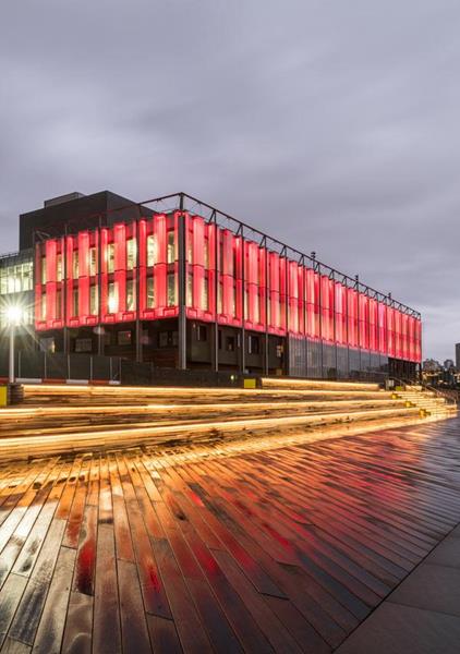 Four-story-tall light boxes featuring Bendheim’s custom textured channel glass with colored LED back-lighting create the facade of the recently opened Pier 17 South Street Seaport.