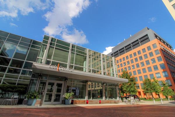 In December 2017, LabCentral plans to open LabCentral 610. Generously supported by Pfizer Inc., the 33,000-square-foot facility will be on the third floor of Pfizer’s Kendall Square Worldwide Research and Development building across a shared driveway from LabCentral’s original site. It will become home to up to six early- to mid-stage companies “graduating” from or out-growing the current LabCentral space, as well as other startups interested in securing space in the thriving bioscience Kendall Square neighborhood. Eligible startups include those with high-impact science, excellent execution, and significant prospects for achieving scientific and business success whose space needs exceed current LabCentral offerings. Photo credit: Lindsay Michelle Crockett, LabCentral, Inc.
