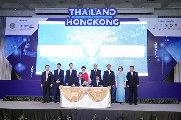 Hong Kong Chief Executive Carrie Lam (back row, fourth left), Deputy Prime Minister of Thailand Mr Somkid Jatusripitak (back row, fourth right), Chairman of Cyberport, Dr Lee George Lam (back row, first left) and other guests of honours witnessed the signing of an MOU signed by Chief Executive Officer of Cyberport Peter Yan (front row, left) and Chairman of the advisory committee of InnoSpace (Thailand) Tevin Vongvanich (front row, right) in Bangkok on 28 February