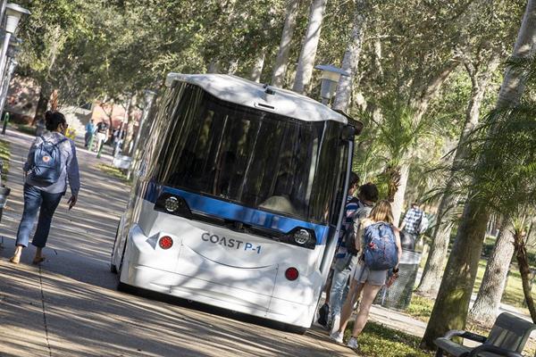 USF students board the COAST P-1 Shuttle to experience their first driverless ride in a trial led by CUTR.
(Photo by Aaron Hilf, USF)
