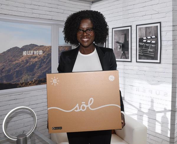 Oscar Presenter, Viola Davis, at the GBK Luxury Lounge with GE Lighting’s C by GE Sol, an all-in-one smart light with a sleek modern design that has the features, functionality, and voice control of Amazon Alexa.