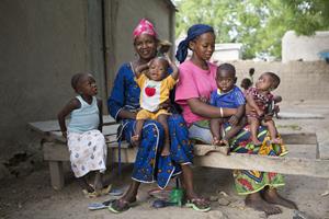 Des femmes et des enfants de moins de 5 ans au Mali 