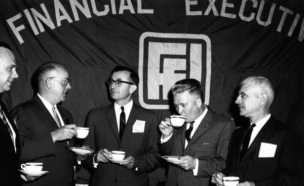 Des membres de FEI Canada en pleine conversation lors d’un événement de réseautage, vers 1960.