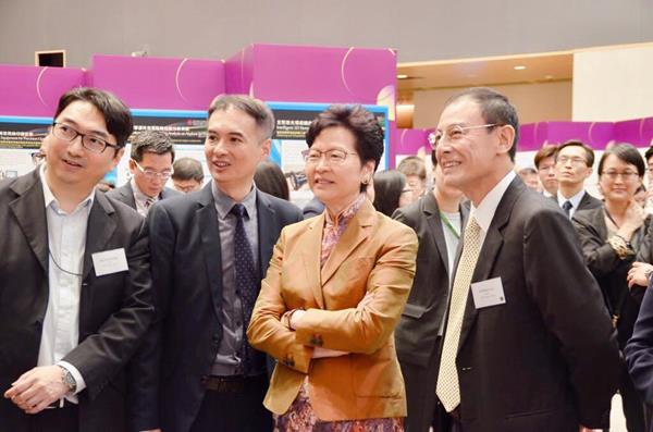 MDL team presents the glasses-free 3D Display to the Chief Executive of HKSAR, Mrs. Carrie Lam