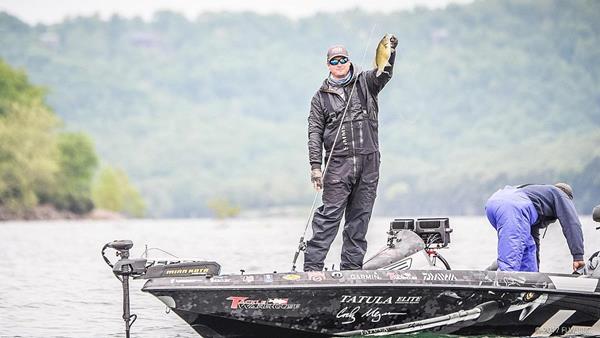 Pro leader Cody Meyer of Auburn, California, shows off a nice keeper at Beaver Lake in Rogers, Arkansas. (Andy Hagedon/FLW)