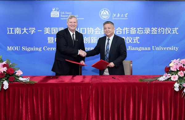 Jiangnan University Vice President Xu Yan (right) and U.S. Dairy Export Council President and CEO Tom Vilsack celebrate a March 30 memorandum of understanding to establish a new innovation partnership.