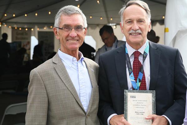 OCNI President and CEO Ron Oberth (Left) presented the Special Achievement Award to CNL President and CNL Mark Lesinski (Right) at the 2017 CNL Suppliers' Day on September 7, 2017.