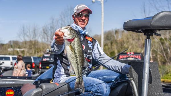 Pro Andy Morgan of Dayton, Tennessee, brought a 15-pound, 12-ounce limit of bass to the scale Friday to maintain his lead after Day Two of the FLW Tour at Lake Cumberland presented by General Tire. Morgan’s two-day total of 10 bass weighing 34 pounds, 11 ounces gives him a 1-pound, 6-ounce advantage heading into the third day of competition.