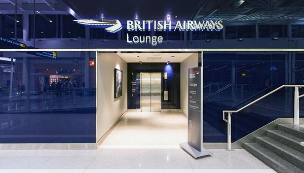 Back-painted glass in British Airways' signature "Midnight Blue" by Bendheim creates an expansive entrance wall, helping passengers easily locate the lounge.