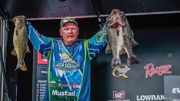 Pro Tim Frederick of Leesburg, Florida, caught two kicker largemouth Saturday – a 6- and 7-pounder – to anchor his 23-pound, 3-ounce limit and jump to the top of the leaderboard after Day Three of the FLW Tour at Lake Okeechobee presented by Evinrude. (Andy Hagedon/FLW)