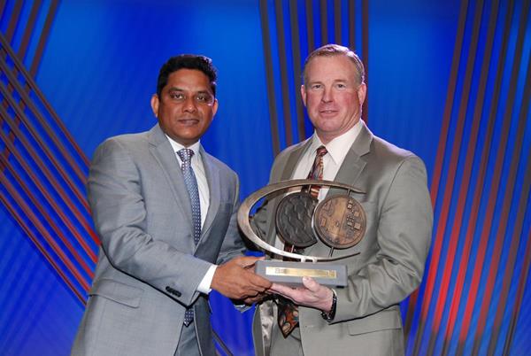 ISRI Chair Mark Lewon (right) presents the Design for Recycling Award to Puneet Shrivastava, Dell Global Product Compliance Engineering & Environmental Affair (left).