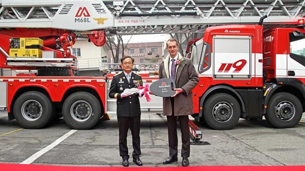Lee Jeong Hee; (Chief of the Songpa fire station), Marc Diening (President & CEO Magirus).jpg