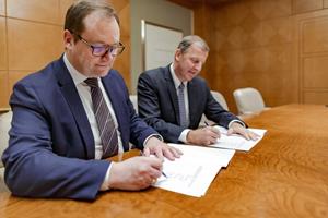 Signing. Jens-Peter Saul, Group CEO, Ramboll and Jim Fox, CEO, OBG (1)