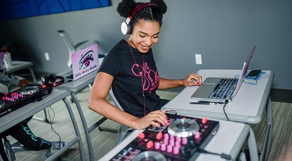 Girls Make Beats will partner with SAE Institute for the second year to host Multi-City Summer Tour at four SAE Institute campuses.  The tour has begun accepting applications from girls ages 10-17 who express an interest in Audio.