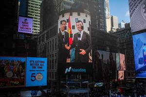 An Image of Nasdaq MarketSite featuring Le Hong Minh, CEO of VNG Corporation and Bob McCooey, SVP of Listings, Nasdaq, signing a memorandum of understanding to explore VNG's IPO on Nasdaq