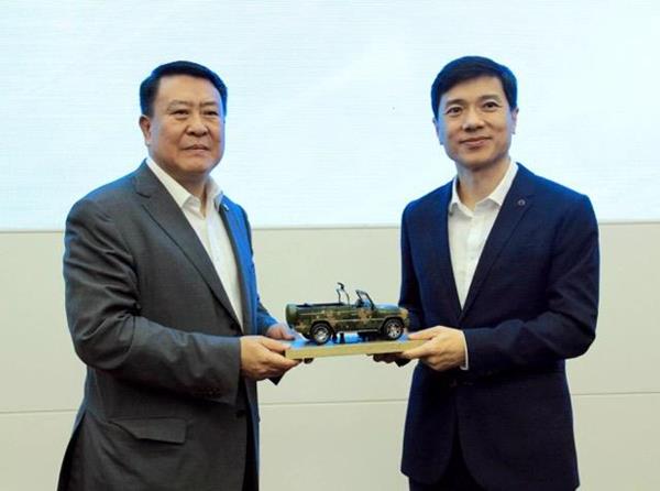 Baidu Chairman and CEO Robin Li (right) and BAIC Group Chairman Xu Heyi at strategic partnership agreement signing ceremony