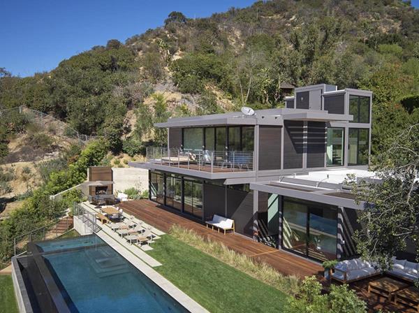 LivingHome’s award-winning custom home near Beverly Hills (property view)