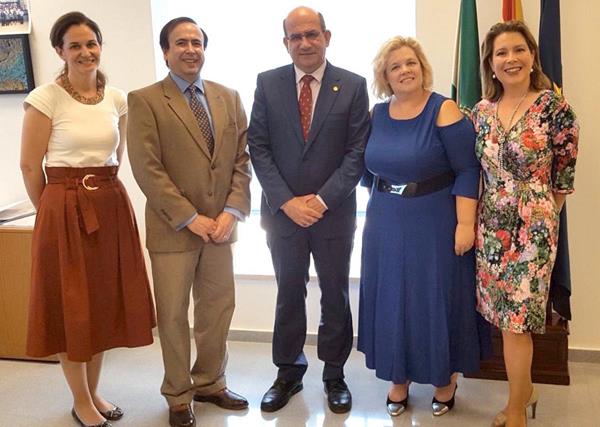 In order from left to right are: Dr. Lucía Martín Banderas, Nanomedicine Researcher, Pharmacy and Technology Dept. at USE, Dr. Carlos Rios-Bedoya, Science Advisor to GB Sciences, Dr. Julián Martínez Fernández; Vice-Rector for Research at USE, Dr. Andrea Small-Howard, Chief Science Officer of GB Sciences, and Dr. Mercedes Fernández Arévalo, Nanomedicine Researcher, Pharmacy and Technology Dept at USE.