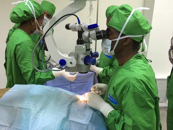 Dr. Henry performing cataract surgery at the Magrabi ICO Cameroon Eye Institute