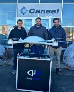 Les membres de l’équipe UAV de Cansel sont ravis de présenter la nouvelle offre de Microdrones aux clients.
