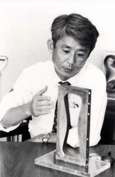 Dr. Tihiro Ohkawa of General Atomics displays a partial model of the copper shell of the Doublet I, with his innovative ‘hourglass-shape’ cross-section to enhance the plasma flow in a fusion energy device. The Doublet I device ultimately led to the development of the DIII-D tokamak, the largest operating fusion facility in the United States. Courtesy General Atomics