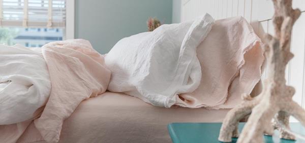 Saphyr Pure Linen soft-washed French linen sheets and pillowcases shown in peaceful pink and fresh white.