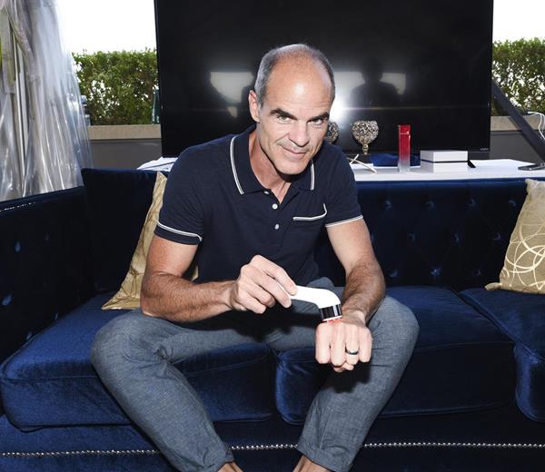Emmy Nominee, Michael Kelly, tries out the new Blooming LED facial wand at the GBK and Pilot Pen Luxury Lounge.