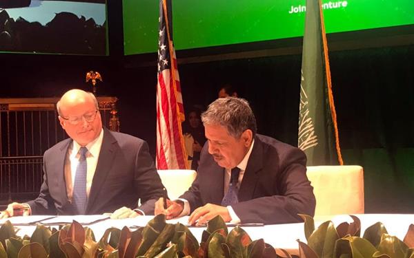 Frank Jordano, PE, of Louis Berger, and Sheikh Khalid Al-Boayz of KFB Holding Group, sign a Memorandum of Understanding recognizing the newly formed Louis Berger Power KSA joint venture at the Saudi-US CEO Forum held March 27 in New York City.