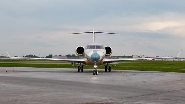 Un avion Global 7500 atterrit à Montréal.