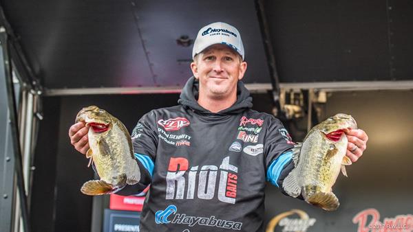 Pro angler Bryan Schmitt of Deale, Maryland, brought a five-bass limit to the scale Saturday weighing 15 pounds, 12 ounces to take the lead at the FLW Tour on the Mississippi River presented by Evinrude with a three-day cumulative total of 15 bass totaling 46-12. (Charles Waldorf/FLW)