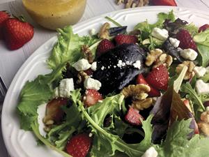 Arugula Salad with Goat Cheese, Berries and Pecans