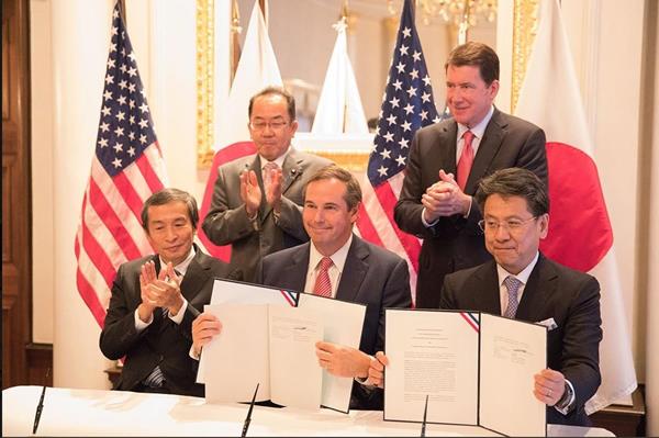 Standing from left to right: Japan's State Minister of Economy, Trade, and Industry Kosaburo Nishime and U.S. Ambassador to Japan William F. Hagerty. Seated from left to right: NEXI Chairman and CEO Kazuhiko Bando, OPIC President and CEO Ray W. Washburne, and JBIC CEO and Executive Managing Director Tadashi Maeda.