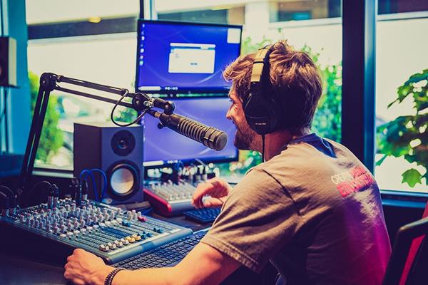 Energy Groove Radio debuted at SAE Institute's Nashville campus on May 25, 2018. The 24/7 broadcast features music from major commercial artists, and will also feature student broadcasts and special in-house guest interviews.